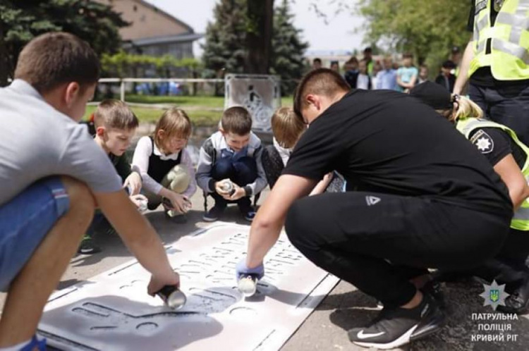 "Возьми ребёнка за руку": в Кривом Роге появились надписи для пешеходов (фото)