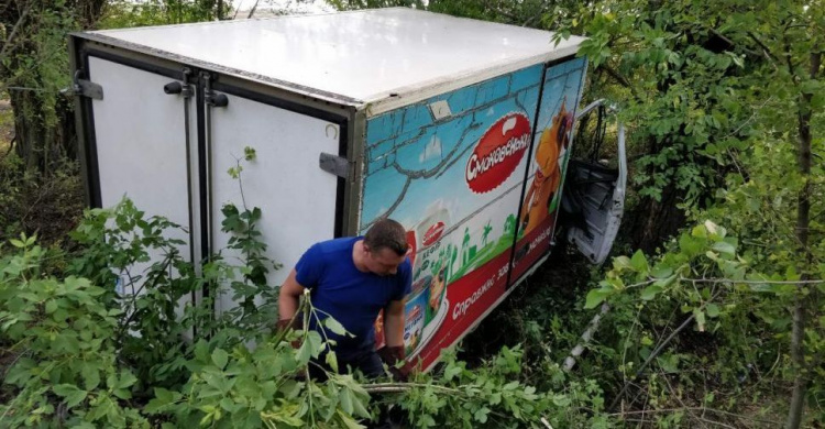 Под Кривым Рогом грузовик вылетел с дороги, пассажира из машины освобождали спасатели (ФОТО)