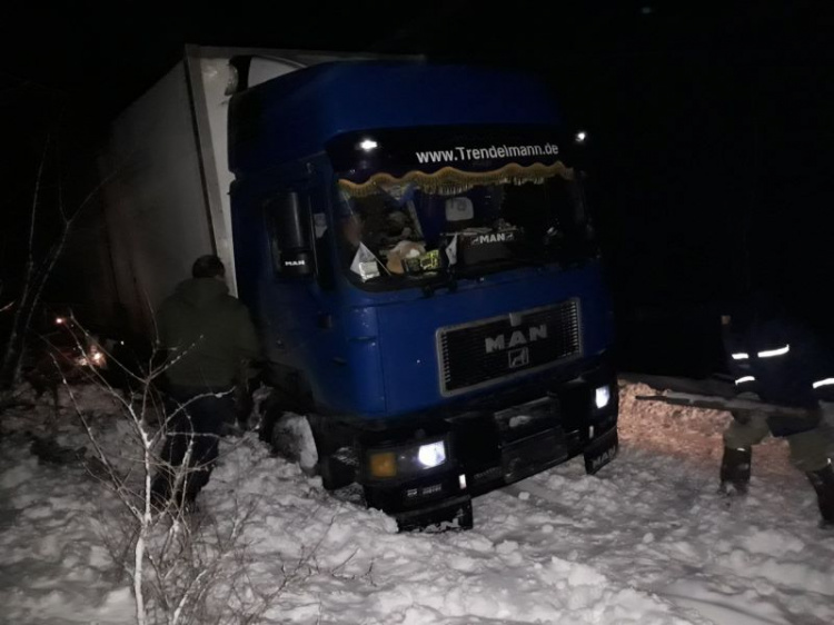 Спасатели Днепропетровщины продолжают оказывать помощь заложникам непогоды (фото)