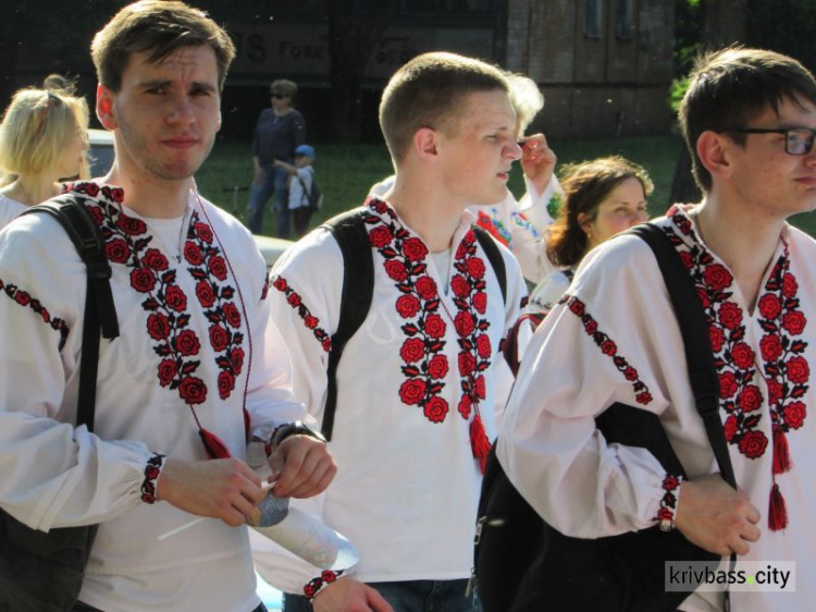 От мала до велика в национальной одежде: в Кривом Роге прошли парады вышиванок (фоторепортаж)