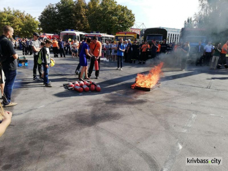 Всегда готовы прийти на помощь: в Кривом Роге ко Дню спасателя организовали праздник (ФОТО)