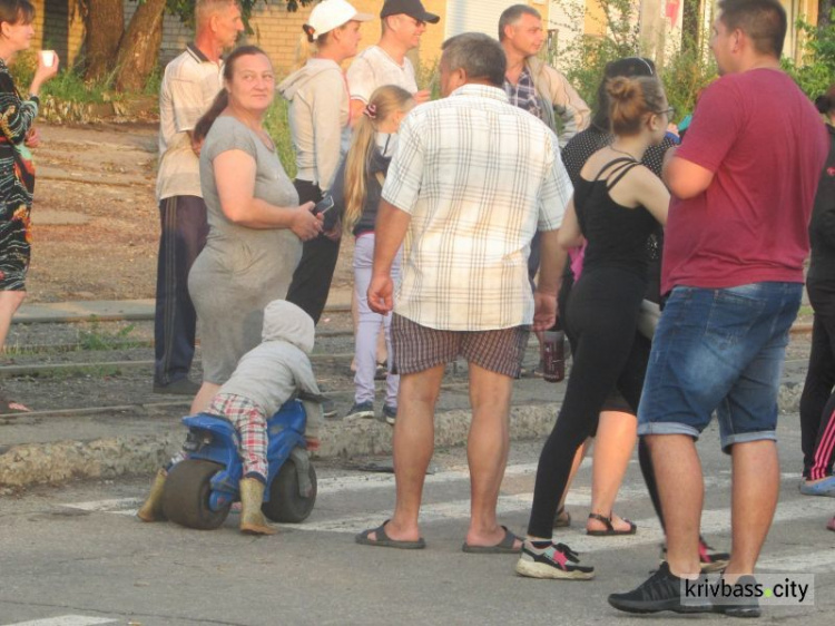 В Кривом Роге отчаявшиеся жильцы перекрыли движение в двух районах города, требуя восстановить электроснабжение (фото)