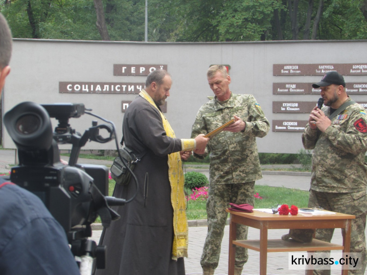 В Кривом Роге замкомбата стал на колени перед родственниками погибших под Иловайском (ФОТО)